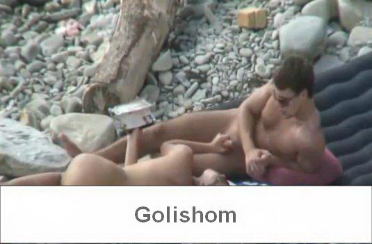 Парочка нудистов уединилась за скалами