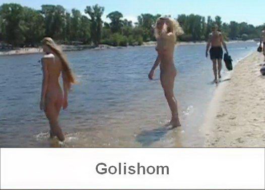 Две молодые нудистки на пляже