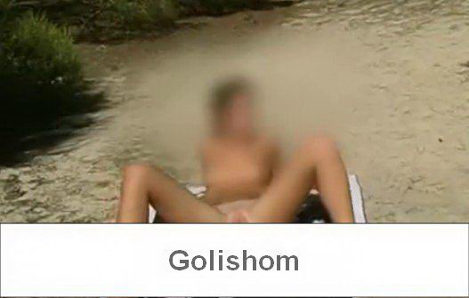 Парень уговорил раздеться нудисток