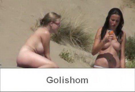 Шумный пляж с нудистами