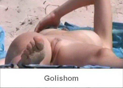 Она лежала на песочке раскинув ножки