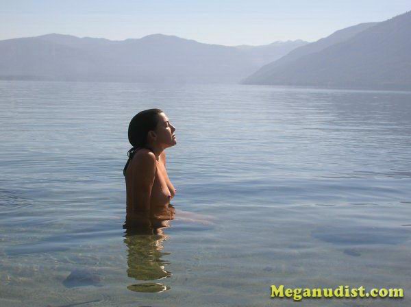 Свободная нудистка на море