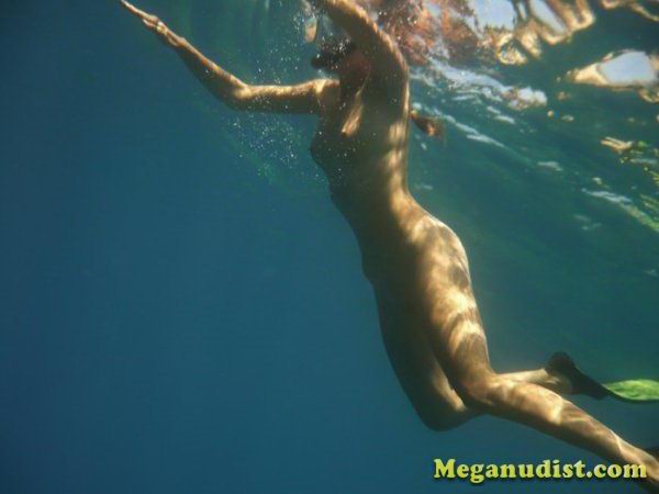 Нудисты в воде