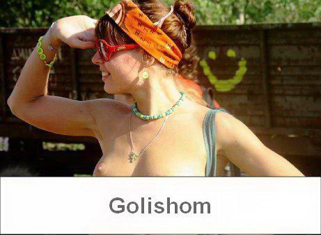 Улыбчивые нудисты на отдыхе