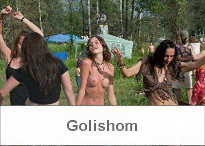 Танцующие нудисты на фоне природы