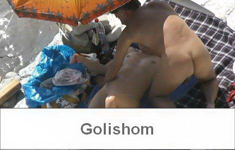 Парочка нудистов на пляже голые