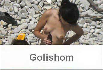 Одинокая пара нудистов на пляже