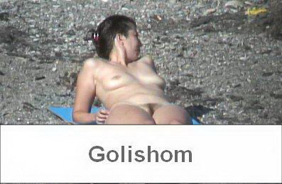 Одинокая нудистка купается в море