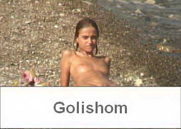 Худенькая нудистка загорает на пляже