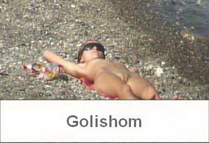 Молодая девушка нудист ждет своего парня на пляже