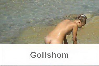 Голенькая нудистка одна на пляже