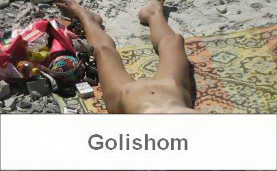 Парочка нудистов проводят отпуск голышом