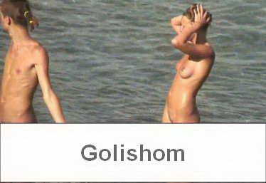 Стройные нудисты купаются в море