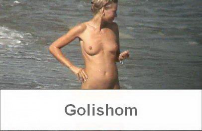 Голые нудисты отдыхают на берегу прекрасного моря