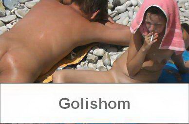 Парочка нудистов расположилась на белых камнях