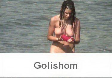 Камера подловила грудастую нудистку