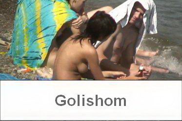 Красивая нудистка в черных трусиках