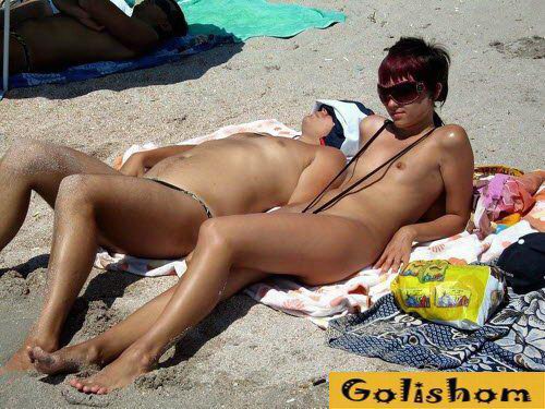 Голые нудисты показывают свои красивые тела