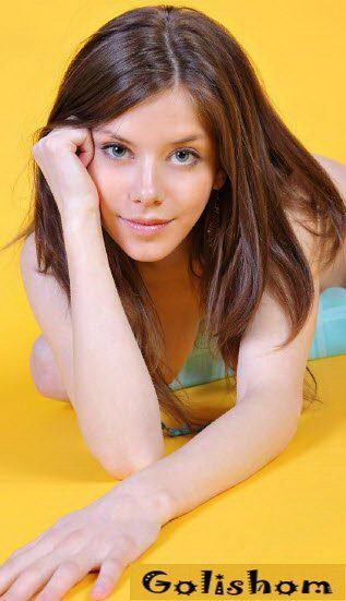 Миловидная брюнетка Бони на фоне желтого