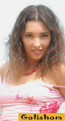 Милая Гульнара на берегу Черного моря разделась