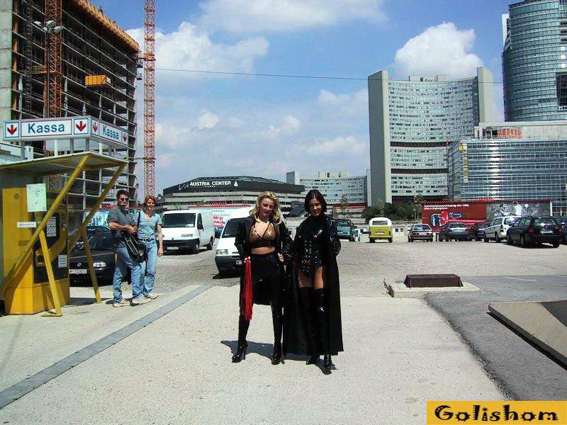 Обнажение на улице среди людей