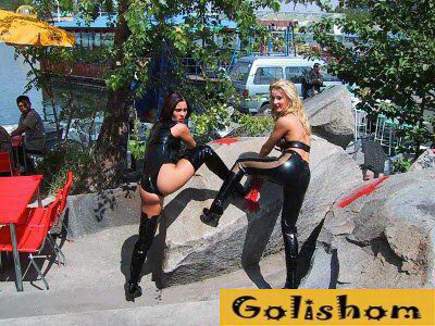 Голые девки в латексе гуляют по городу