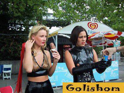 Голые попки прям на улице в городе