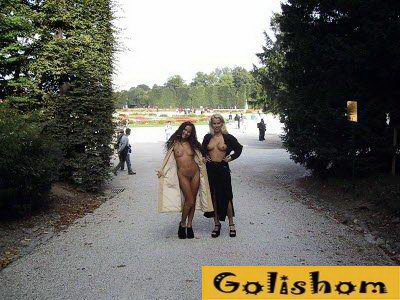 Романтическая фото сессия голых девушек в парке на публике