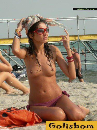 Голые сиськи нудистов на пляже