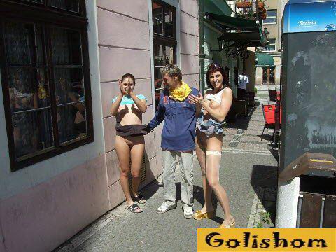 Две красотки разделись на улице