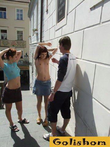 Две красотки продолжают снимать пацанов на улице