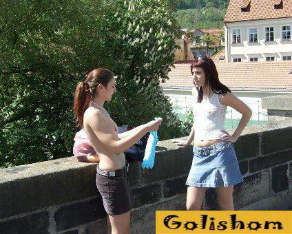 Очередные глупости двух милых красоток на улице