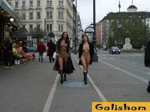 Путешествие по городу голышом - фото ню