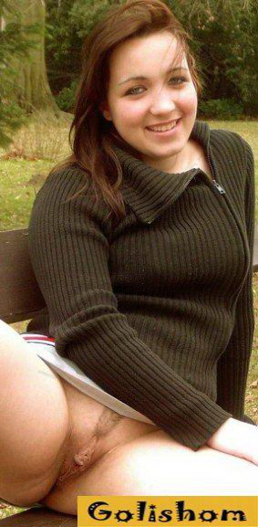 Голые пилотки под юбочками красоток