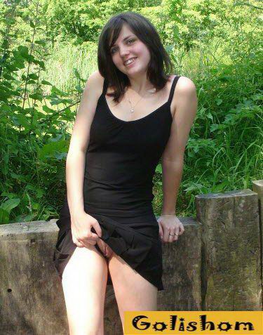 Бритые пилотки под юбками девушек