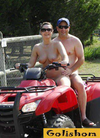 Прекрасный отдых нудистов с семьей на пляже