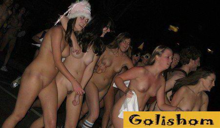 Голые студенты нудисты на улице города