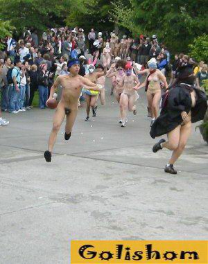 Праздник нудизма выплеснулся на улицы города