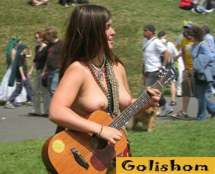 Голые нудисты с музыкальными инструментами