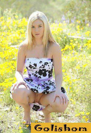 Девушки сняли трусы и прогулялись по городу