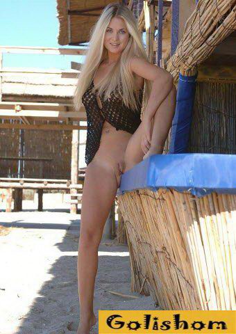 Под юбкой нет трусиков у девушек, это мило