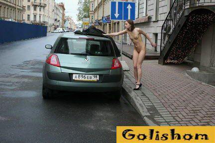 Публичное обнажение девушки на трассе