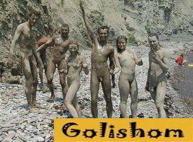 Группы нудистов дурачатся на пляже фото