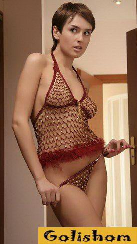 Даша позирует дома для своего парня