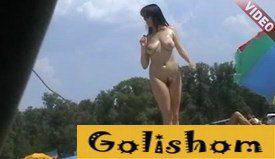 Скрытая камера сняла грудастую нудистку