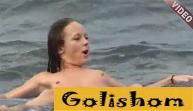 Красотка нудиста обожала плавать голышом