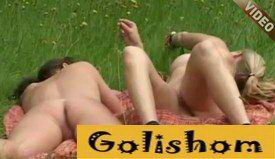 Нудистки играют в бадминтон на природе видео