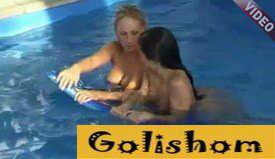 Голые девушки натуристки резвятся в сауне видео