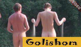 Русские нудисты играют в волейбол в Серебряном бору