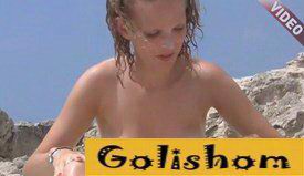 Белоснежные груди нудистки на пляже видео